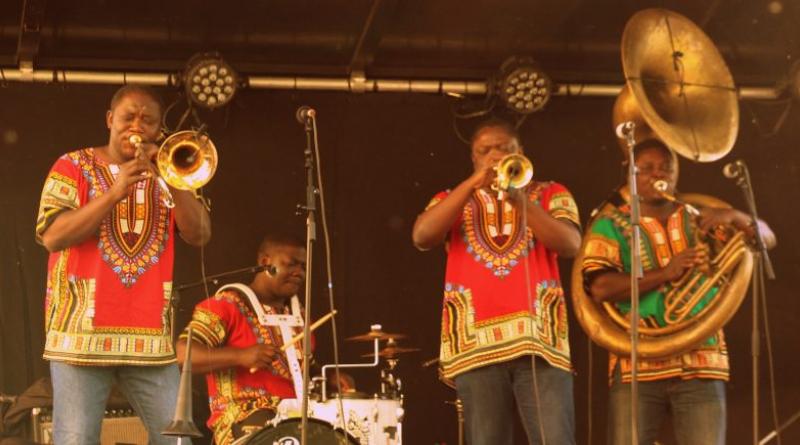 La fanfare Eyo'Nlé en concert à Salbris (41) au restaurant les Copains d'Abord