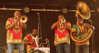 La fanfare Eyo'Nlé en concert à Salbris (41) au restaurant les Copains d'Abord