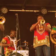 La fanfare Eyo'Nlé en concert à Salbris (41) au restaurant les Copains d'Abord